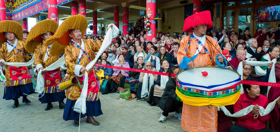 ཚོགས་སྐྱིད་ཁག་གསུམ་ནས་བརྟན་བཞུགས་བསྟར་འབུལ་ཞུས་པ།