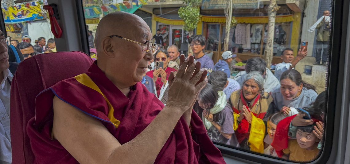 ལ་དྭགས་སུ་༸ཞབས་སོར་བདེ་བར་འཁོད་པ།
