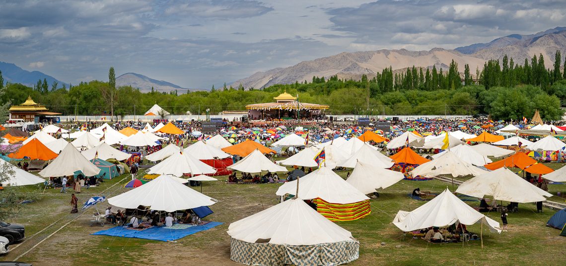ལ་དྭགས་ཞི་བའི་ཚལ་དུ་༸སྐུའི་འཁྲུངས་སྐར་མཛད་སྒོར་ཆིབས་བསྒྱུར་བསྐྱངས་པ།