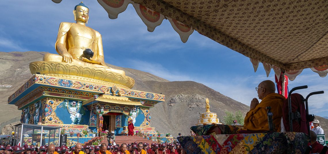 ཏོག་ཡུལ་གྱི་ཐུབ་དབང་སྐུ་བརྙན་ཆེན་མོར་མཆོད་མཇལ་དུ་ཆིབས་བསྒྱུར་བསྐྱངས་པ།