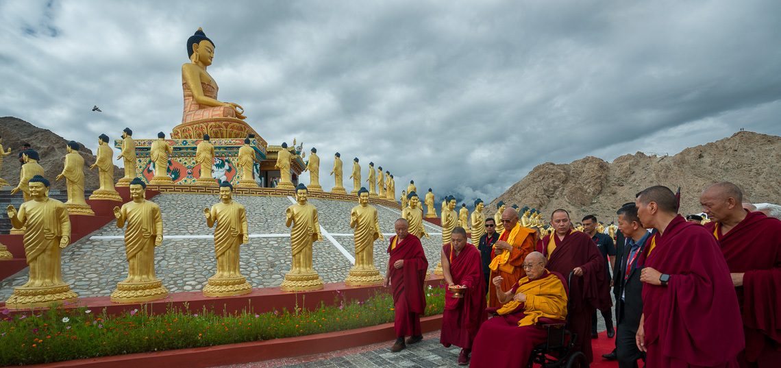 འཛམ་གླིང་གི་ཞི་བདེའི་ཆེད་དུ་སངས་རྒྱས་སྐྱེད་ཚལ་ཞེས་པར་ཆིབས་བསྒྱུར་གྱིས་རབ་གནས་བྱིན་རླབས་མཛད་པ།