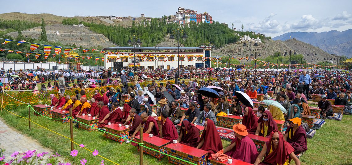 ལ་དྭགས་དབྱར་ཆོས་ཆེན་མོའི་ཚོགས་མགོན་དུ་ཆིབས་བསྒྱུར་བསྐྱངས་པ།