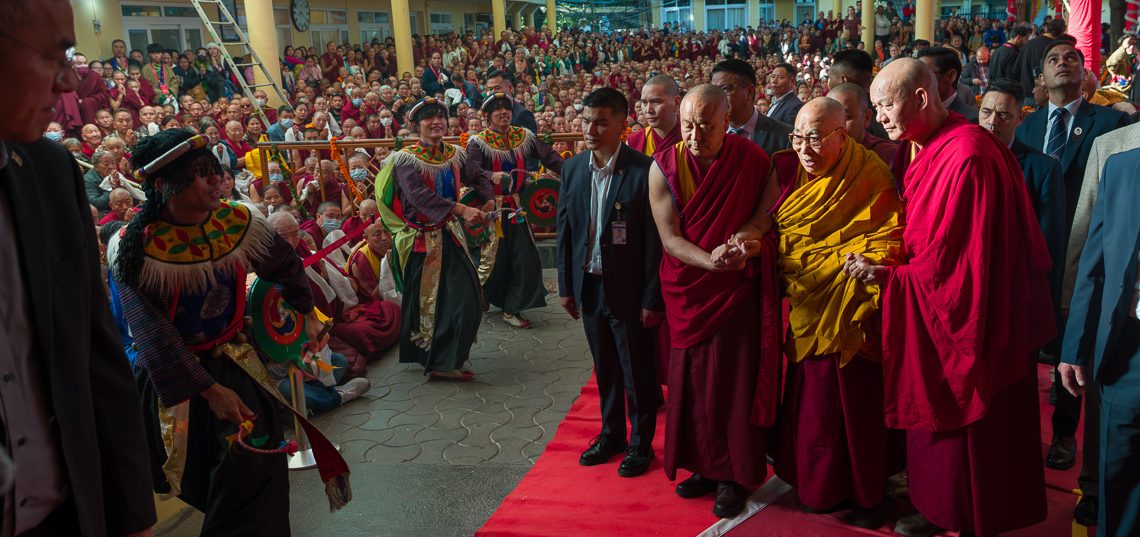 ཚེ་དཔག་མེད་དྭངས་མ་བཅུད་འདྲེན་གྱི་སྒོ་ནས་བརྟན་བཞུགས་བསྟར་འབུལ་ཞུས་པ།