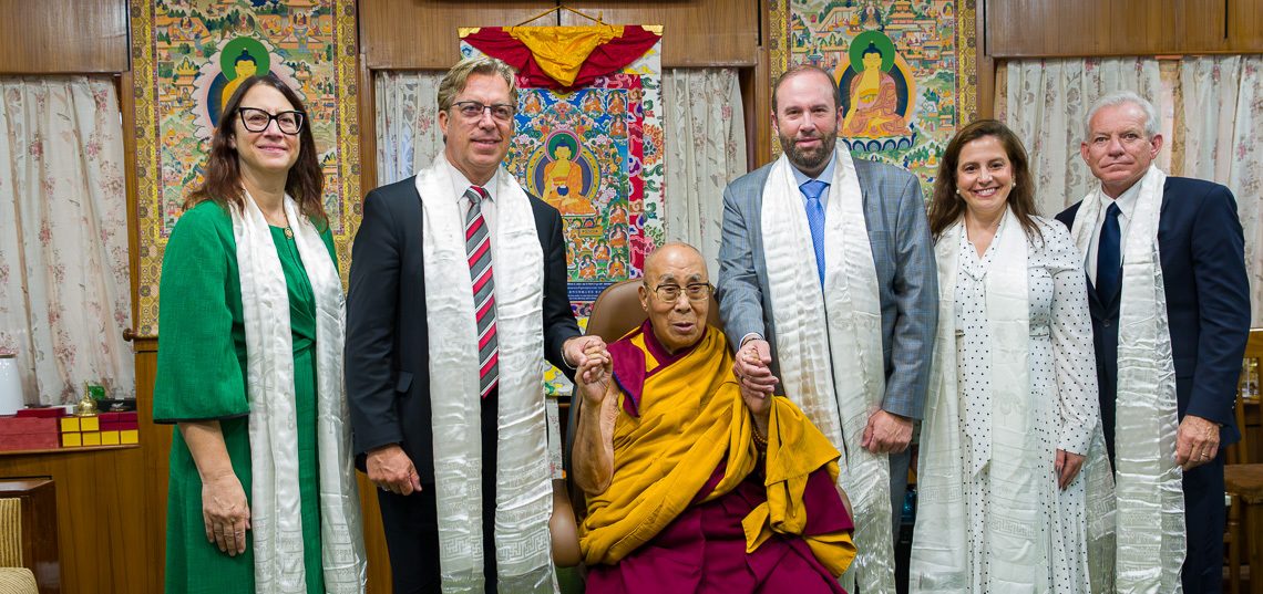 ཨ་རིའི་གྲོས་ཚོགས་འོག་མའི་ཁྲལ་བསྡུ་དང་ཐབས་བྱུས་ཚོགས་ཆུང་གི་ཚོགས་མི་རྣམས་ལ་མཇལ་འཕྲད་གནང་བ།