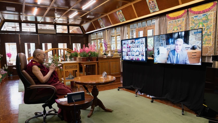 ཨེ་མོ་རི་གཙུག་ལག་སློབ་གཉེར་ཁང་གི་གཙོ་འཛིན་གྱིས་༸གོང་ས་མཆོག་གིས་མཛད་རྗེས་ངོ་སྤྲོད་གནང་བཞིན་པ། པར་བ། བསྟན་འཛིན་འཇམ་དཔལ་ལགས། 
