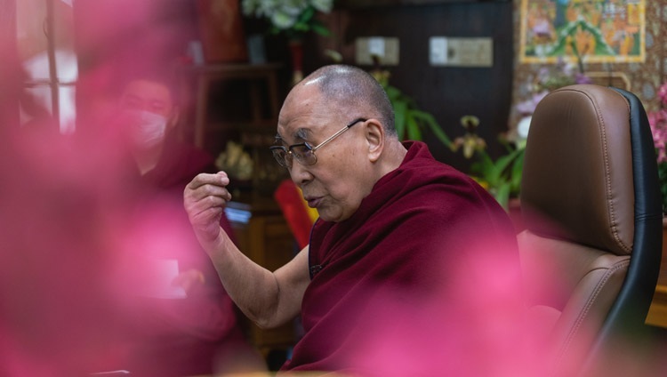 སྤྱི་ནོར་༸གོང་ས་༸སྐྱབས་མགོན་ཆེན་པོ་མཆོག་གིས་འགྲོ་བ་མིའི་འཚོ་རྟེན་དུ་བྱམས་བརྩེའི་དགོས་མཁོ་དང་གལ་གནད་སྐོར་ལ་བཀའ་སློབ་སྩོལ་བཞིན་པ། པར་བ། བསྟན་འཛིན་འཇམ་དཔལ་ལགས། 