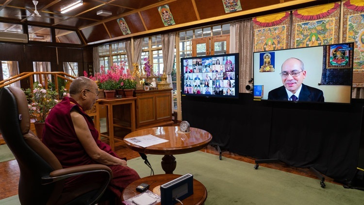 བགྲོ་གླེང་གཙོ་སྐྱོང་གནང་མཁན་དགེ་བཤེས་བློ་བཟང་བསྟན་འཛིན་ལགས་ཀྱིས་བགྲོ་གླེང་བརྗོད་གཞི་ངོ་སྤྲོད་དང་སྤྱོད་བཟང་གི་ལས་འཆར་༸སྙན་སེང་ཞུ་བཞིན་པ། པར་བ། བསྟན་འཛིན་འཇམ་དཔལ་ལགས། 