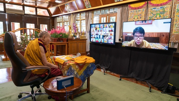 དགའ་ལྡན་ལྔ་མཆོད་ཐེངས་ ༦༠༡ པའི་དུས་དྲན་ཉིན་གྱི་གསུང་ཆོས་ཐོག་གསེར་ཀོང་རིན་པོ་ཆེས་༸རྒྱལ་བ་རིན་པོ་ཆེ་སྐུ་ཚེ་བརྟན་པའི་གསོལ་འདེབས་ཞུ་བཞིིན་པ། པར་བ། བསྟན་འཛིན་འཇམ་དཔལ་ལགས།