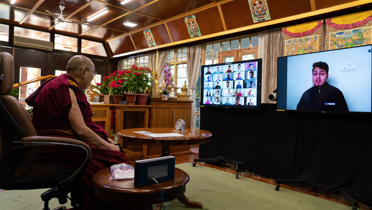 སློབ་ཕྲུག་བྷ་ཏཱན་ཊི་རྡོ་བྷེ་ལགས་ཀྱིས་ང་ཚོའི་སེམས་དང་གཟུགས་པོའི་འཕྲོད་ཀྱི་འབྲེལ་བ་ག་རེ་རེད། འཕྲོད་བསྟེན་གཉིས་ཆ་སྙོམས་བྱེད་དགོས་པ་རེད་དམ། ཞེས་བཀའ་འདྲི་ཞུ་བཞིན་པ། ༢༠༢༠།༡༢།༡༥ པར་བ། བསྟན་འཛིན་འཇམ་དཔལ་ལགས།