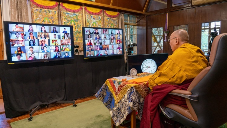 དྲ་ལམ་བརྒྱུད་དགེ་བཤེས་གླང་རི་ཐང་པས་མཛད་པའི་བློ་སྦྱོང་ཚིགས་བརྒྱད་མ་དང་། རྒྱལ་སྲས་ཐོགས་མེད་བཟང་པོས་མཛད་པའི་ལག་ལེན་སོ་བདུན་མའི་གསུང་ཆོས་ཞུ་མཁན་གཞོན་སྐྱེས་རྣམས་ཀྱིས་དྲ་ལམ་ནས་མཇལ་ཁ་ཞུ་བཞིན་པ། ༢༠༢༠།༡༢།༢༧ པར་བ། བསྟན་འཛིན་འཇམ་དཔལ་ལགས། 