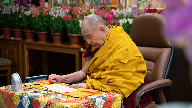 སྤྱི་ནོར་༸གོང་ས་༸སྐྱབས་མགོན་ཆེན་པོ་མཆོག་གིས་ཀོ་རི་ཡའི་ནང་པ་གཙོ་བོར་གྱུར་བའི་དད་ལྡན་རྣམས་ལ་དྲ་ལམ་བརྒྱུད་ཤེས་རབ་སྙིང་པོའི་བཀའ་ཆོས་གནང་བཞིན་པ། ༢༠༢༡།༡།༥ པར་བ། བསྟན་འཛིན་འཇམ་དཔལ་ལགས། 