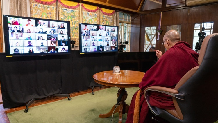 སྤྱི་ནོར་༸གོང་ས་༸སྐྱབས་མགོན་ཆེན་པོ་མཆོག་གིས་ལྡི་ལི་གསར་པའི་ནང་རྟེན་གཞི་བྱས་པའི་ཨིན་ཇིའི་སློབ་གྲྭའི་(The British School in New Delhi)དགེ་ལས་སློབ་ཕྲུག་རྣམས་ལ་བདེ་ཐང་དང་དཀའ་ངལ་ལ་གདོང་ལེན་བྱེད་ཐབས་སྐོར་བཀའ་སློབ་སྩོལ་བཞིན་པ། ༢༠༢༡།༡།༢༢ པར་བ། བསྟན་འཛིན་འཇམ་དཔལ་ལགས།