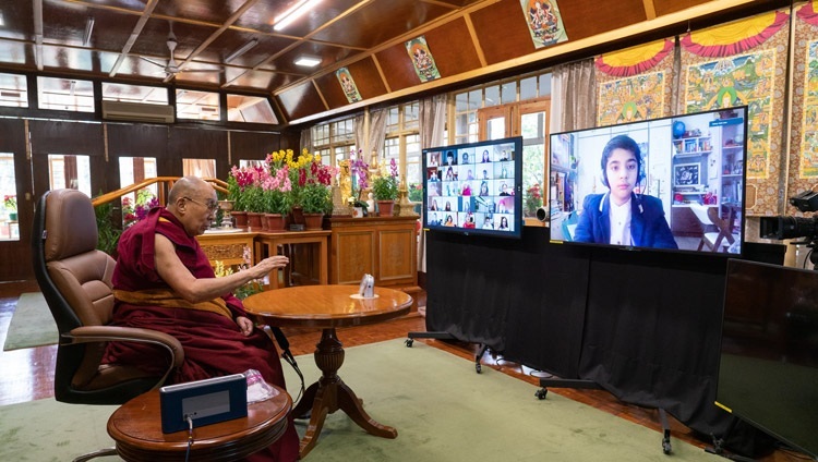 ལྡི་ལི་གསར་པའི་ནང་རྟེན་གཞི་བྱས་པའི་ཨིན་ཇིའི་སློབ་གྲྭའི་(The British School in New Delhi)སློབ་ཕྲུག་ཅིག་གི་དྲི་བར་༸གོང་ས་མཆོག་གིས་བཀའ་ལན་གནང་བཞིན་པ། ༢༠༢༡།༡།༢༢ པར་བ། བསྟན་འཛིན་འཇམ་དཔལ་ལགས།