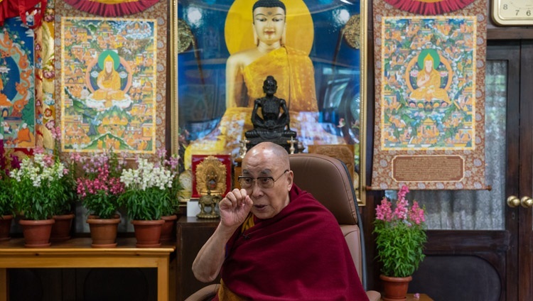 སྤྱི་ནོར་༸གོང་ས་༸སྐྱབས་མགོན་ཆེན་པོ་མཆོག་གིས་བདེ་ཐང་དང་དཀའ་ངལ་ལ་གདོང་ལེན་བྱེད་ཐབས་སྐོར་བཀའ་སློབ་སྩོལ་བཞིན་པ། ༢༠༢༡།༡།༢༢ པར་བ། བསྟན་འཛིན་འཇམ་དཔལ་ལགས།