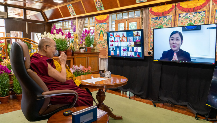 སིང་ག་པུར་བོད་བརྒྱུད་ནང་བསྟན་ཚོགས་པའི་ཚོགས་གཙོ་སྐུ་སྐྱེས་མ་ཝེ་ནེ་ (Miss Wee Nee) ལགས་ཀྱིས་རྒྱལ་སྤྱིའི་ནང་པའི་ཚོགས་ཆེན་ངོ་སྤྲོད་ཞུ་བཞིན་པ། ༢༠༢༡།༣།༥ པར་བ། བསྟན་འཛིན་འཇམ་དཔལ་ལགས། 