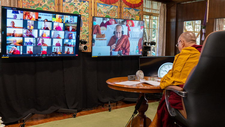 སྤྱི་ནོར་༸གོང་ས་༸སྐྱབས་མགོན་ཆེན་པོ་མཆོག་གིས་ཤྲི་ལངྐའི་མཁན་ཆེན་དགེ་སློང་མ་ཁུ་ལེ་བེ་ཝི་མ་ལ་(Makulewe Wimala)ལགས་ཀྱི་གསུང་བཤད་ལ་གསན་བཞིན་པ།  ༢༠༢༡།༣།༥ པར་བ། བསྟན་འཛིན་འཇམ་དཔལ་ལགས།