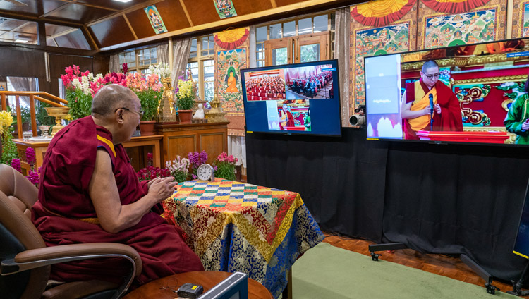 སོག་པོའི་བླ་མའི་དགེ་རྒན་རིན་པོ་ཆེ་མཆོག་གིས་སྤྱི་ནོར་༸གོང་ས་༸སྐྱབས་མགོན་ཆེན་པོ་མཆོག་ལ་འཚམ་འདྲིའི་གུས་ཕྱག་དང་། ཚེས་ ༡༡ ཉིན་གྱི་བཀའ་སློབ་དང་ཚེས་ ༡༢ དང་ ༡༣ ཉིན་གཉིས་རིང་གི་ཆོས་འབྲེལ་གྱི་མཛད་རིམ་གསོལ་འདེབས་ཞུས་པའི་རྒྱུད་རིམ་སོགས་ངོ་སྤྲོད་གནང་བཞིན་པ། ༢༠༢༡།༣།༡༡ པར་བ། བསྟན་འཛིན་འཇམ་དཔལ་ལགས། 