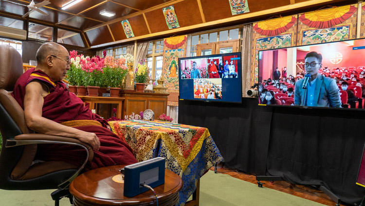 སོག་པོའི་གཙུག་ལག་སློབ་གཉེར་ཁང་གི་སློབ་ཕྲུག་གིས་སྤྱི་ནོར་༸གོང་ས་༸སྐྱབས་མགོན་ཆེན་པོ་མཆོག་ལ་ནང་ཆོས་དང་ཚན་རིག་གི་སྐོར་ནས་བཀའ་འདྲི་གནང་བཞིན་པ། ༢༠༢༡།༣།༡༡ པར་བ། བསྟན་འཛིན་འཇམ་དཔལ་ལགས། 