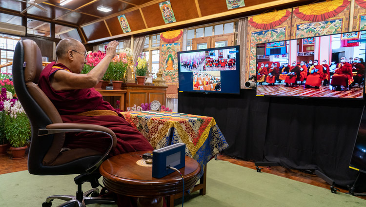 སྤྱི་ནོར་༸གོང་ས་༸སྐྱབས་མགོན་ཆེན་པོ་མཆོག་གིས་དྲ་ལམ་བརྒྱུད་བཀའ་སློབ་གནང་བཞིན་པར་སོག་པའི་དད་ལྡན་སེར་སྐྱ་མི་མང་གིས་གསན་བཞིན་པ། ༢༠༢༡།༣།༡༡ པར་བ། བསྟན་འཛིན་འཇམ་དཔལ་ལགས།  