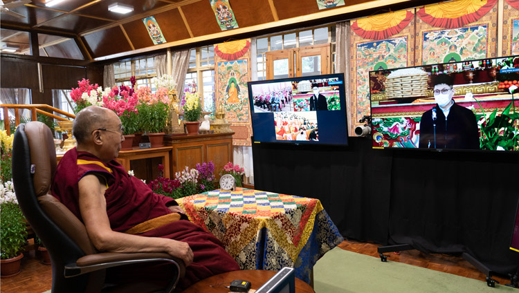 སོག་པོའི་གཙུག་ལག་སློབ་གཉེར་ཁང་གི་སློབ་ཕྲུག་གིས་སྤྱི་ནོར་༸གོང་ས་༸སྐྱབས་མགོན་ཆེན་པོ་མཆོག་ལ་ནང་ཆོས་དང་ཚན་རིག་གི་སྐོར་ནས་བཀའ་འདྲི་གནང་བཞིན་པ། ༢༠༢༡།༣།༡༡ པར་བ། བསྟན་འཛིན་འཇམ་དཔལ་ལགས། 