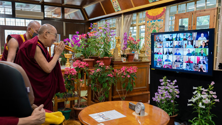 སྤྱི་ནོར་༸གོང་ས་༸སྐྱབས་མགོན་ཆེན་པོ་མཆོག་རྩོམ་པ་པོ་གྲགས་ཅན་ཕི་ཁཱོ་ཨཱ་ཡེར་དང་ (Pico Iyer) དང་ལྷན་དུ་དྲ་ལམ་བརྒྱུད་གསུང་གླེང་མཛད་རིམ་ལ་ཆིབས་བསྒྱུར་གྱིས་ལྷན་ཞུགས་གནང་མཁན་རྣམས་ལ་འཚམ་འདྲི་གནང་བཞིན་པ། ༢༠༢༡།༥།༡༩ པར་བ། བསྟན་འཛིན་འཇམ་དཔལ་ལགས།  