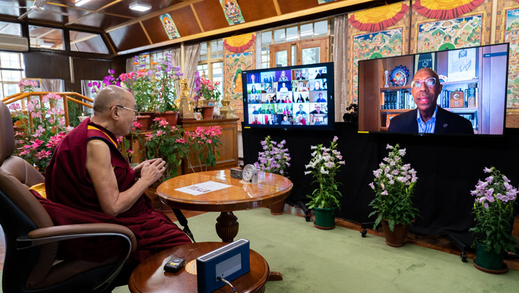 ཁ་ལེ་ཧྥོར་ནི་ཨ་གཙུག་ལག་སློབ་གཉེར་ཁང་གི་གཙོ་འཛིན་ Michael Drake ཀྱིས་སྤྱི་ནོར་༸གོང་ས་༸སྐྱབས་མགོན་ཆེན་པོ་མཆོག་ལ་ཐུགས་རྗེ་ཆེ་ཞུས་ཏེ་མཛད་རིམ་མཇུག་སྡོམ་གསུང་བཤད་གནང་བཞིན་པ། ༢༠༢༡།༥།༡༩ པར་བ། བསྟན་འཛིན་འཇམ་དཔལ་ལགས།  