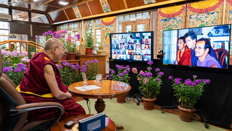 སྤྱི་ནོར་༸གོང་ས་༸སྐྱབས་མགོན་ཆེན་པོ་མཆོག་དང་ཧྥ་རཱན་སི་སའེ་ཁོ་ཝ་རེ་ལཱ་ལགས་གཉིས་མཇལ་འཕྲད་སྐབས་ཀྱི་སྐུ་པར་སྤྱན་འབུལ་ཞུས་པར་གཟིགས་ཞིབ་གནང་བཞིན་པ། ༢༠༢༡།༠༦།༡༡ པར་བ། བསྟན་འཛིན་འཇམ་དཔལ་ལགས། 