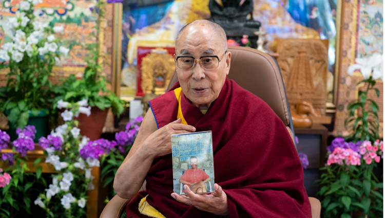 སྤྱི་ནོར་༸གོང་ས་༸སྐྱབས་མགོན་ཆེན་པོ་མཆོག་གིས་གཟིམ་ཆུང་དུ་ཉར་གནང་བའི་ཧྥ་རཱན་སི་སའེ་ཁོ་ཝ་རེ་ལཱ་ (Francisco Varela) དམ་པ་དེ་ཉིད་ཀྱི་སྐུ་པར་བསྣམས་བཞིན་པ། ༢༠༢༡།༠༦།༡༡ པར་བ། བསྟན་འཛིན་འཇམ་དཔལ་ལགས།