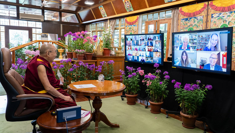 སྤྱི་ནོར་༸གོང་ས་༸སྐྱབས་མགོན་ཆེན་པོ་མཆོག་གིས་ཡུ་རོབ་སེམས་དང་སྲོག་གི་སྡེ་ཚན་གྱི་ཚོགས་མི་པཱིར་ལུའི་ཇི་ལུའི་སཱེ་ (Pier Luigi Luisi) ལགས་དང་། ཨི་མེ་ཀོ་ཧན་ཝ་རེ་ལཱ་(Amy Cohen Varela)ཨེ་ལེན་ནཱ་ཨན་ཏོ་ནོ་ཝ་(Elena Antonova)སྐུའི་གསུང་བསྒྱུར་དགེ་བཤེས་ཐུབ་བསྟན་སྦྱིན་པ་ལགས་བཅས་དང་ལྷན་དུ་ཧྥ་རཱན་སི་སའེ་ཁོ་ཝ་རེ་ལཱ་ (Francisco Varela) ལ་རྗེས་དྲན་དང་འབྲེལ་འཛམ་གླིང་བཟང་ཕྱོགས་སུ་བསྐྱོད་ཚུལ་ཞེས་པའི་བརྗོད་གཞིའི་ཐོག་དྲ་ལམ་བརྒྱུད་བགྲོ་གླེང་གནང་བཞིན་པ། ༢༠༢༡།༠༦།༡༡ པར་བ། བསྟན་འཛིན་འཇམ་དཔལ་ལགས། 