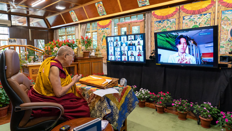 ཨིན་ཌོ་ནེ་ཤི་ཡའི་གཞས་པ་དང་གློག་བརྙན་འཁྲབ་སྟོན་པ་ Morgan Oey ལགས་ཀྱིས་དྲ་ལམ་བརྒྱུད་མཎྚལ་འདེགས་འབུལ་ཞུ་བཞིན་པ། པར་བ། བསྟན་འཛིན་འཇམ་དཔལ་ལགས། ༢༠༢༡།༠༨།༡༡