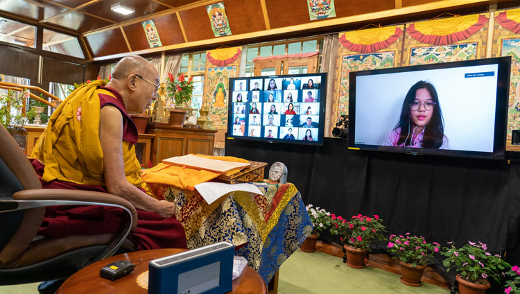 ཨིན་ཌོ་ནེ་ཤི་ཡའི་སློབ་ཕྲུག་ཅིག་གིས་སྤྱི་ནོར་༸གོང་ས་༸སྐྱབས་མགོན་ཆེན་པོ་མཆོག་ལ་བཀའ་འདྲི་ཞུ་བཞིན་པ། པར་བ། བསྟན་འཛིན་འཇམ་དཔལ་ལགས། ༢༠༢༡།༠༨།༡༡