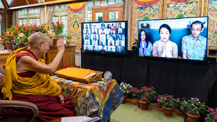 ཨིན་ཌོ་ནེ་ཤི་ཡའི་རྩོམ་པ་པོ་དང་གཞས་པ། གཞས་ཚིག་རྩོམ་མཁན་ལྕམ་ Dewe Dee Lestari ལགས་ཀྱི་ཁྱོ་ག་དང་བུ་མོ་བཅས་ནས་སྤྱི་ནོར་༸གོང་ས་༸སྐྱབས་མགོན་ཆེན་པོ་མཆོག་ལ་ཐུགས་རྗེ་ཆེ་ཞུ་བཞིན་པ། པར་བ། བསྟན་འཛིན་འཇམ་དཔལ་ལགས། ༢༠༢༡།༠༨།༡༡