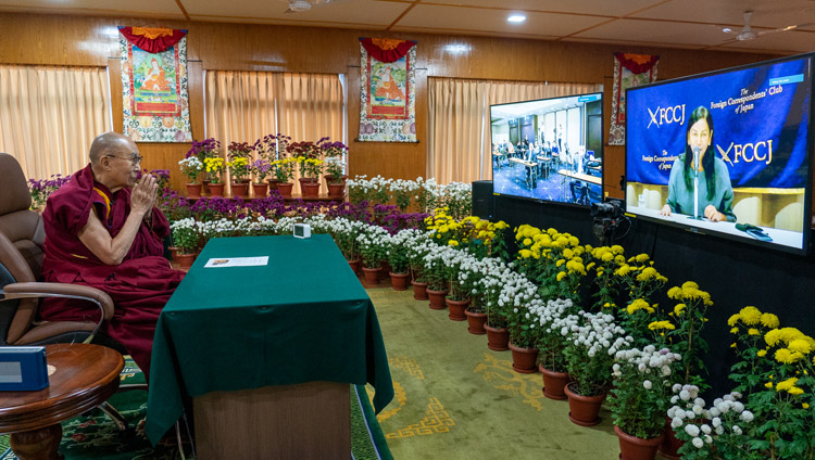 ཉི་ཧོང་གི་ཕྱི་རྒྱལ་བའི་གསར་འགོད་ལྷན་ཚོགས་ (the Foreign Correspondents Club of Japan)ཀྱི་ཚོགས་གཙོ་ལྕམ་སུ་བེནདརི་ནི་ཀ་ཀུ་ཆི། (Suvendrini Kakuchi) ལགས་ཀྱིས་སྤྱི་ནོར་༸གོང་ས་༸སྐྱབས་མགོན་ཆེན་པོ་མཆོག་གིས་དྲ་ལམ་བརྒྱུད་བཀའ་སློབ་བཀའ་དྲིན་སྩལ་བར་ཕེབས་བསུའི་གསུང་བཤད་གནང་བཞིན་པ། ༢༠༢༡།༡༡།༡༠ པར་བ། བསྟན་འཛིན་འཇམ་དཔལ་ལགས། 