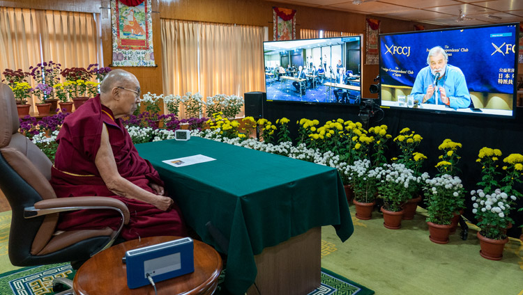 ཉི་ཧོང་ནང་གི་ཕྱི་རྒྱལ་གསར་འགོད་ཚོགས་པའི་ཆེད་ལས་ལས་རིགས་ཚོགས་ཆུང་གི་ཕྱག་རོགས་ཚོགས་གཙོ་(Co-Chair or the professional Activities Committee if FCCJ)པིའོ་དེ་མི་ལིའོ་ (Pio d’Emilia) ལགས་ཀྱིས་བགྲོ་གླེང་དབུ་འཛུགས་ཀྱི་གསུང་བཤད་དང་གཙོ་སྐྱོང་གནང་བཞིན་པ། ༢༠༢༡།༡༡།༡༠ པར་བ། བསྟན་འཛིན་འཇམ་དཔལ་ལགས།