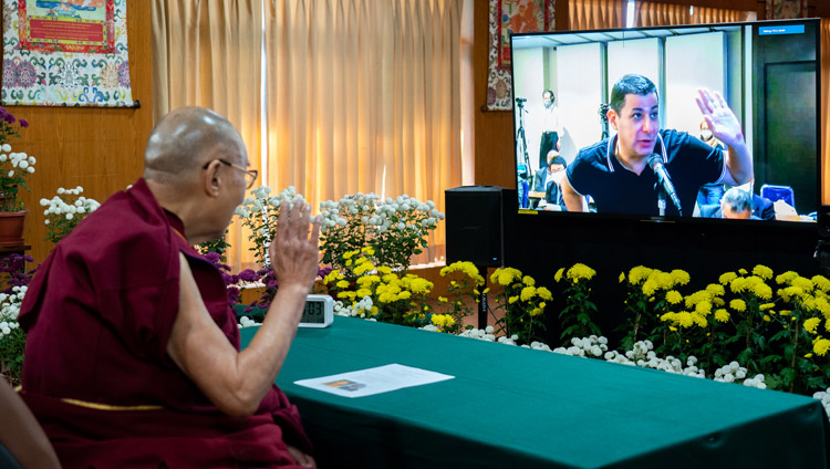 ཉི་ཧོང་གི་ཕྱི་རྒྱལ་བའི་གསར་འགོད་ལྷན་ཚོགས་ (the Foreign Correspondents Club of Japan)ཀྱི་ཚོགས་མི་ཞིག་གིས་ཁྲོག་ཀྱོ་ནས་དྲ་ལམ་བརྒྱུད་བཀའ་འདྲི་ཞུ་བཞིན་པ། ༢༠༢༡།༡༡།༡༠ པར་བ། བསྟན་འཛིན་འཇམ་དཔལ་ལགས།