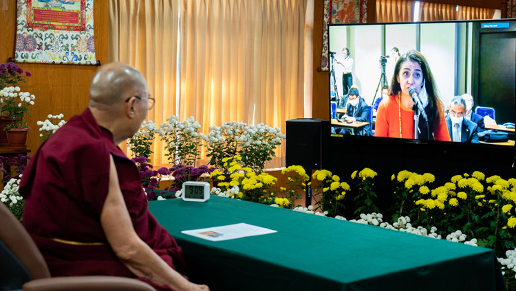 ཉི་ཧོང་གི་ཕྱི་རྒྱལ་བའི་གསར་འགོད་ལྷན་ཚོགས་ (the Foreign Correspondents Club of Japan)ཀྱི་ཚོགས་མི་དང་། BBC གསར་འགོད་པ་ཞིག་གིས་ཁྲོག་ཀྱོ་ནས་དྲ་ལམ་བརྒྱུད་བཀའ་འདྲི་ཞུ་བཞིན་པ། ༢༠༢༡།༡༡།༡༠ པར་བ། བསྟན་འཛིན་འཇམ་དཔལ་ལགས།
