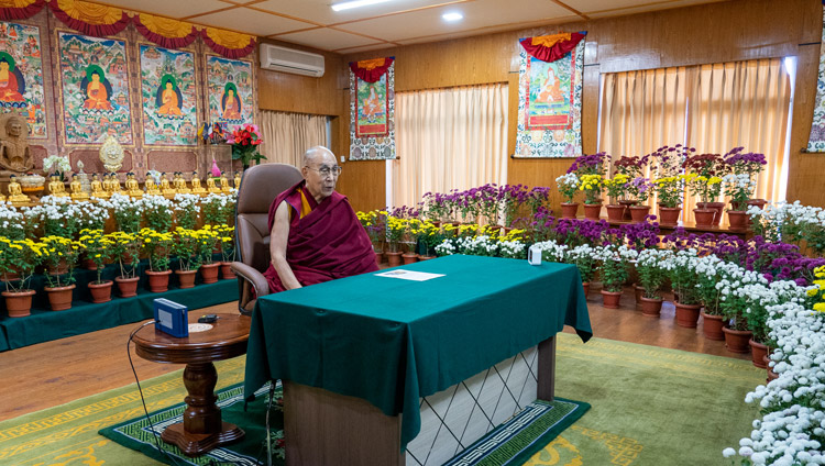 སྤྱི་ནོར་༸གོང་ས་༸སྐྱབས་མགོན་ཆེན་པོ་མཆོག་གིས་རྡ་རམ་ས་ལའི་བཞུགས་སྒར་ཕོ་བྲང་གི་མཇལ་འཕྲད་ཁང་དུ་ཉི་ཧོང་གི་ཕྱི་རྒྱལ་བའི་གསར་འགོད་ལྷན་ཚོགས་ (the Foreign Correspondents Club of Japan)དང་། ཉི་ཧོང་བོད་ཀྱི་སྐུ་ཚབ་དོན་གཅོད་ཁང་གཉིས་ཀྱིས་གསོལ་འདེབས་ཞུས་དོན་ལྟར་དྲ་ལམ་བརྒྱུད་སེམས་བཟང་གི་བློ་སྦྱོང་ཚུལ་(Cultivating a Good Heart )སྐོར་ལ་བཀའ་སློབ་གནང་བཞིན་པ། ༢༠༢༡།༡༡།༡༠ པར་བ། བསྟན་འཛིན་འཇམ་དཔལ་ལགས། 