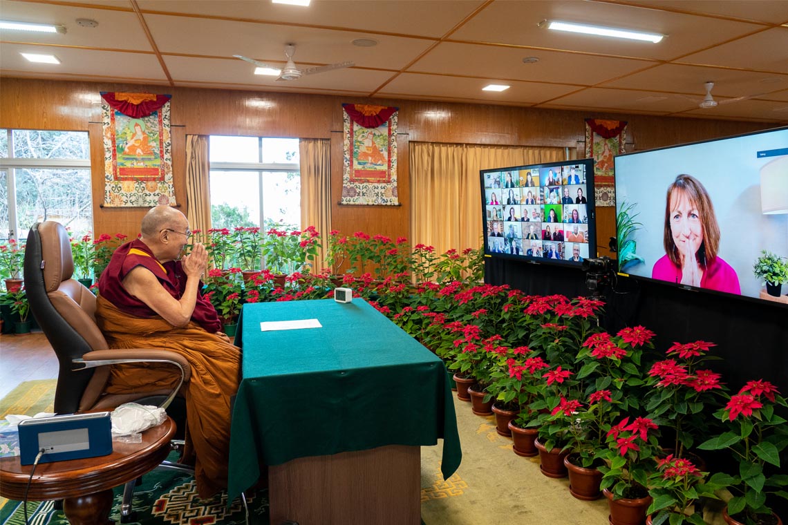 སེམས་དང་སྲོག་གི་ལྟེ་གནས་ཁང་གི་ཚོགས་གཙོ་སུ་སཱན་(Susan Bauer-wu) ལགས་ཀྱིས་དྲ་ལམ་བརྒྱུད་ཕེབས་བསུའི་གསུང་བཤད་གནང་བཞིན་པ། ༢༠༢༠།༡༢།༠༨ པར་བ། བསྟན་འཛིན་འཇམ་དཔལ་ལགས། 