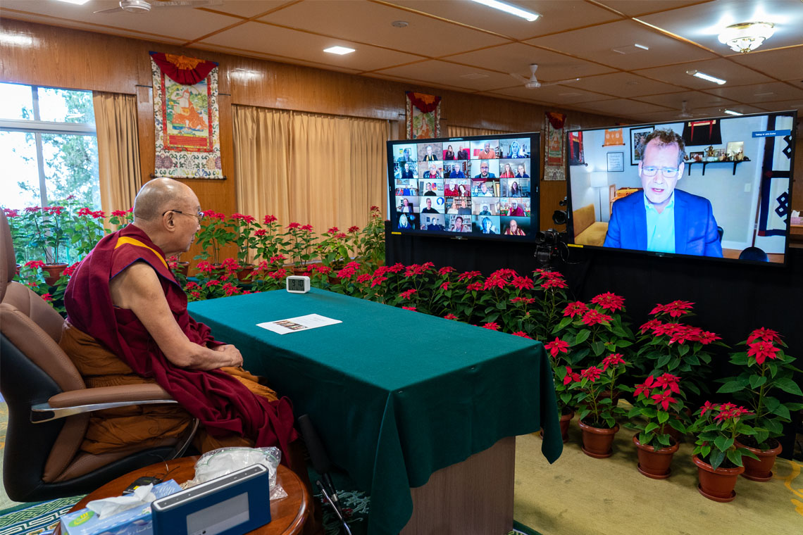 ཝེ་སི་ཀོན་སེན་གཙུག་ལག་སློབ་གྲྭ་ཆེན་མོའི་(University of Wisconsin-madison) སློབ་དཔོན་ཆེན་མོ་དང་། བགྲོ་གླེང་གཙོ་སྐྱོང་གནང་མཁན་ཇོན་ཌོ་ནེ་(John Dunne) ལགས་ཀྱིས་གཙོ་སྐྱོང་གསུང་བཤད་གནང་བཞིན་པ། ༢༠༢༠།༡༢།༠༨ པར་བ། བསྟན་འཛིན་འཇམ་དཔལ་ལགས། 