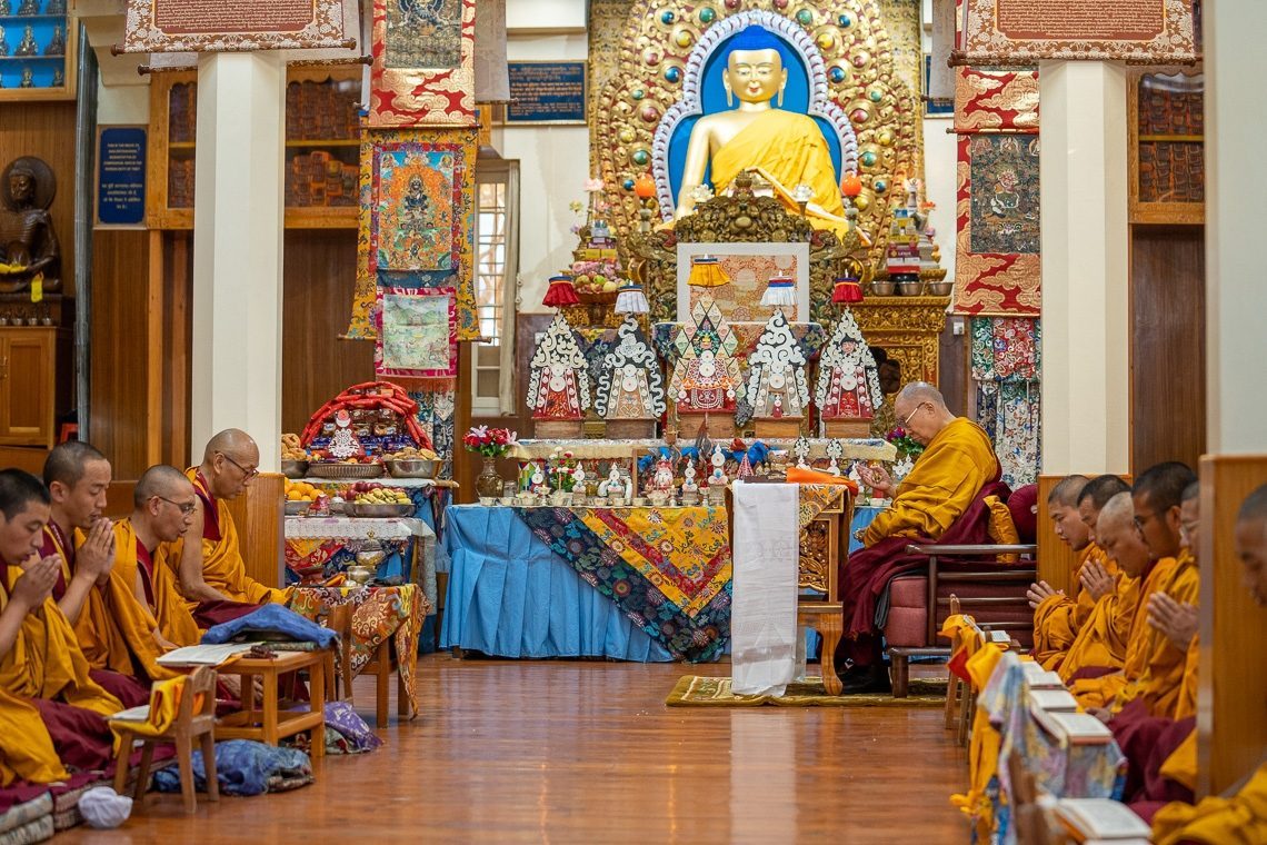 སྤྱི་ནོར་༸གོང་ས་༸སྐྱབས་མགོན་ཆེན་པོ་མཆོག་རྡ་རམ་ས་ལའི་ཐེག་ཆེན་ཆོས་གླིང་གཙུག་ལག་ཁང་དུ་བརྒྱད་གཏོར་ཆེན་མོའི་ཚོགས་མགོན་དུ་དབུ་བཞུགས་གནང་བཞིན་པ། ༢༠༢༢།༠༥།༠༩ པར། བསྟན་འཛིན་ཆོས་འབྱོར་ལགས།