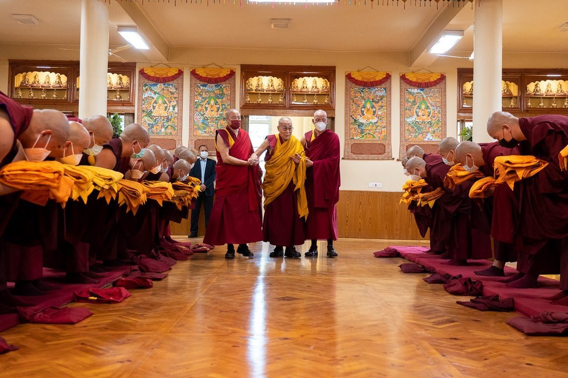བཞུགས་སྒར་ཕོ་བྲང་གི་རྟ་མགྲིན་ལྷ་ཁང་དུ་དགེ་སློང་གི་སྡོམ་པ་བཞེས་མཁན་དགེ་འདུན་པ་རྣམས་ཀྱིས་སྤྱི་ནོར་༸གོང་ས་༸སྐྱབས་མགོན་ཆེན་པོ་མཆོག་ལ་ཕེབས་བསུ་ཞུ་བཞིན་པ། ༢༠༢༢།༠༥།༠༩ པར་བ། བསྟན་འཛིན་འཇམ་དཔལ་ལགས།