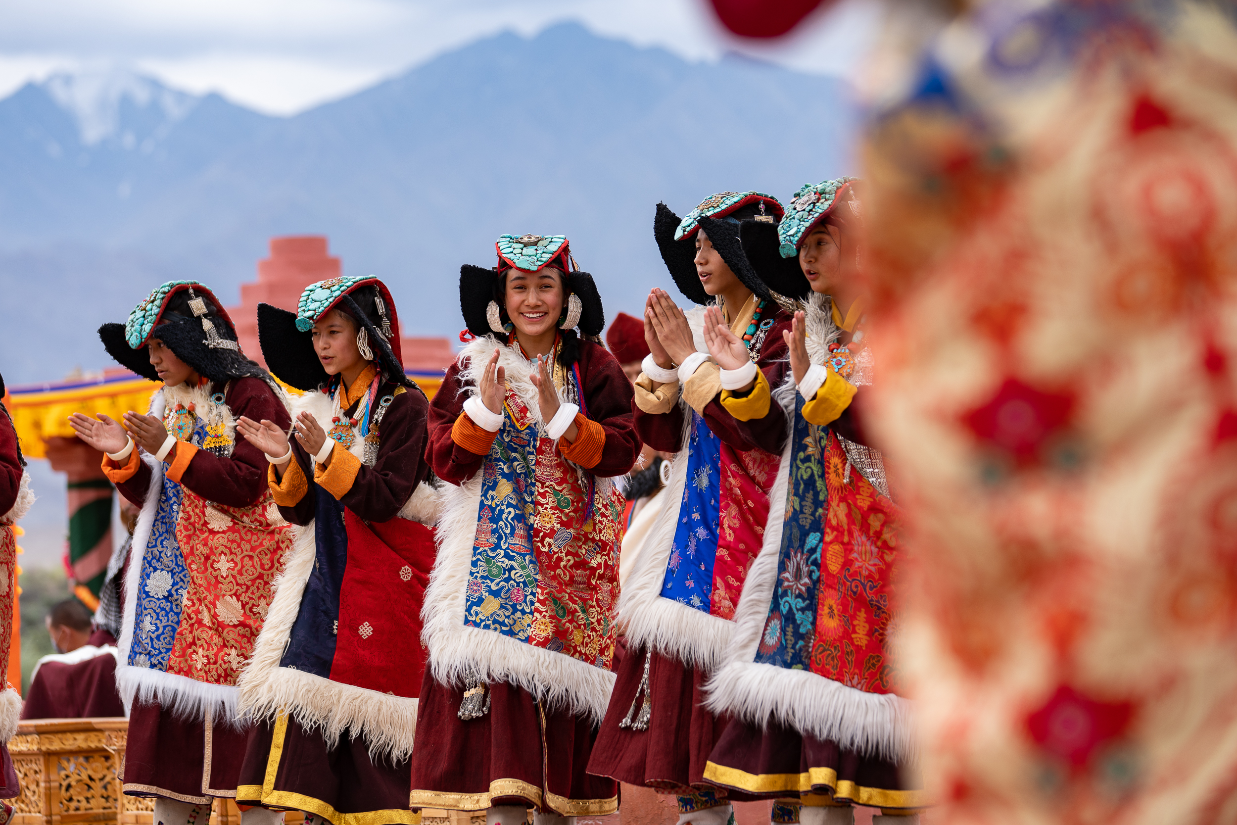ལ་དྭགས་རང་སྐྱོང་རི་ལྗོངས་ཡར་རྒྱས་ལྷན་ཚོགས་ཀྱིས་ལ་དྭགས་མི་མང་ཡོངས་ཀྱི་ཚབ་བྱས་ཏེ་དཔལ་རྔམ་གཟེངས་རྟགས་འབུལ་བཞེས་སྐབས་སློབ་ཕྲུག་ཚོས་གཞས་སྣ་འཁྲབ་སྟོན་ཞུ་བཞིན་པ། ༢༠༢༢།༨།༥ པར་བ། བསྟན་འཛིན་ཆོས་འབྱོར། 