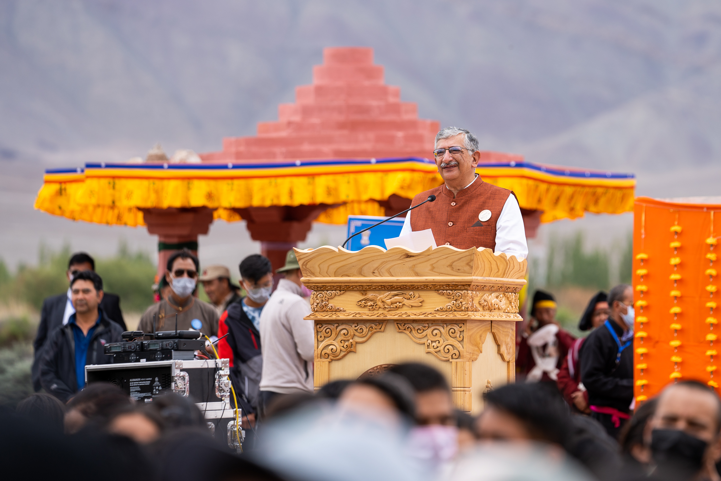 སྤྱི་ནོར་༸གོང་ས་༸སྐྱབས་མགོན་ཆེན་པོ་མཆོག་ལ་དཔལ་རྔམ་གཟེངས་རྟགས་འབུལ་བཞེས་སྐབས་ལ་དྭགས་དབུས་འཛིན་མངའ་ཁུལ་གྱི་སློབ་སྟོན་པ་དབུ་མང་ནཱ་རུ་ལ་(Umang Narula)ལགས་ཀྱིས་གསུང་བཤད་གནང་བཞིན་པ། ༢༠༢༢།༨།༥ པར་བ། བསྟན་འཛིན་ཆོས་འབྱོར། 