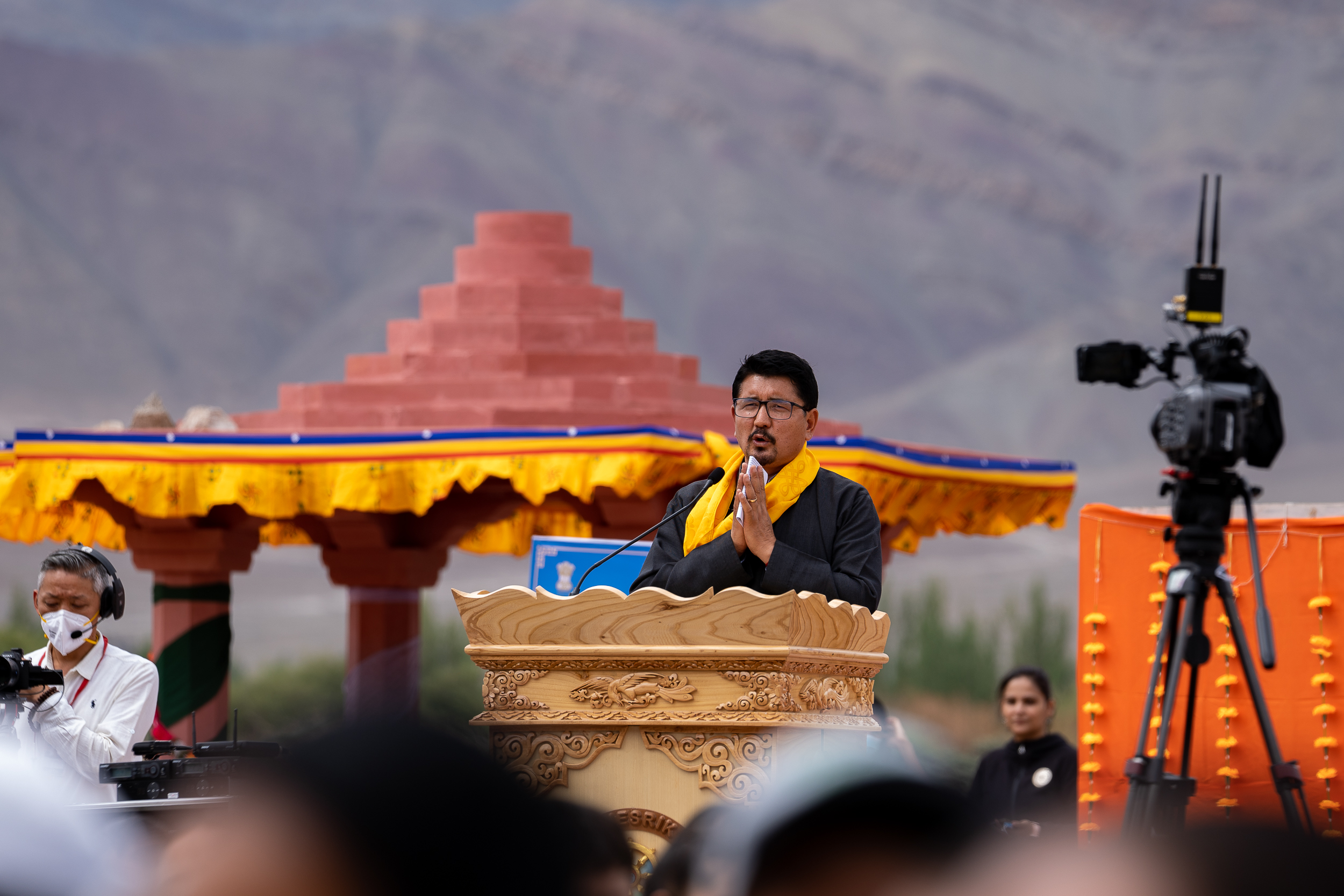ལ་དྭགས་ཤེལ་གྱི་སེང་གེ་གཙང་པོའི་འགྲམ་རྒྱུད་སིན་དྷུ་གྷཊ་ཞེས་པར་སྤྱི་ནོར་༸གོང་ས་༸སྐྱབས་མགོན་ཆེན་པོ་མཆོག་ལ་དཔལ་རྔམ་གཟེངས་རྟགས་འབུལ་བཞེས་མཛད་སྒོར་ལ་དྭགས་རང་སྐྱོང་རི་ལྗོངས་ཡར་རྒྱས་ལྷན་ཚོགས་(LAHDC)ཀྱི་སྡེ་དཔོན་སྐུ་ཞབས་བཀྲ་ཤིས་རྒྱལ་མཚན་ལགས་ཀྱིས་གསུང་བཤད་གནང་བཞིན་པ། ༢༠༢༢།༨།༥ པར་བ། བསྟན་འཛིན་ཆོས་འབྱོར། 
