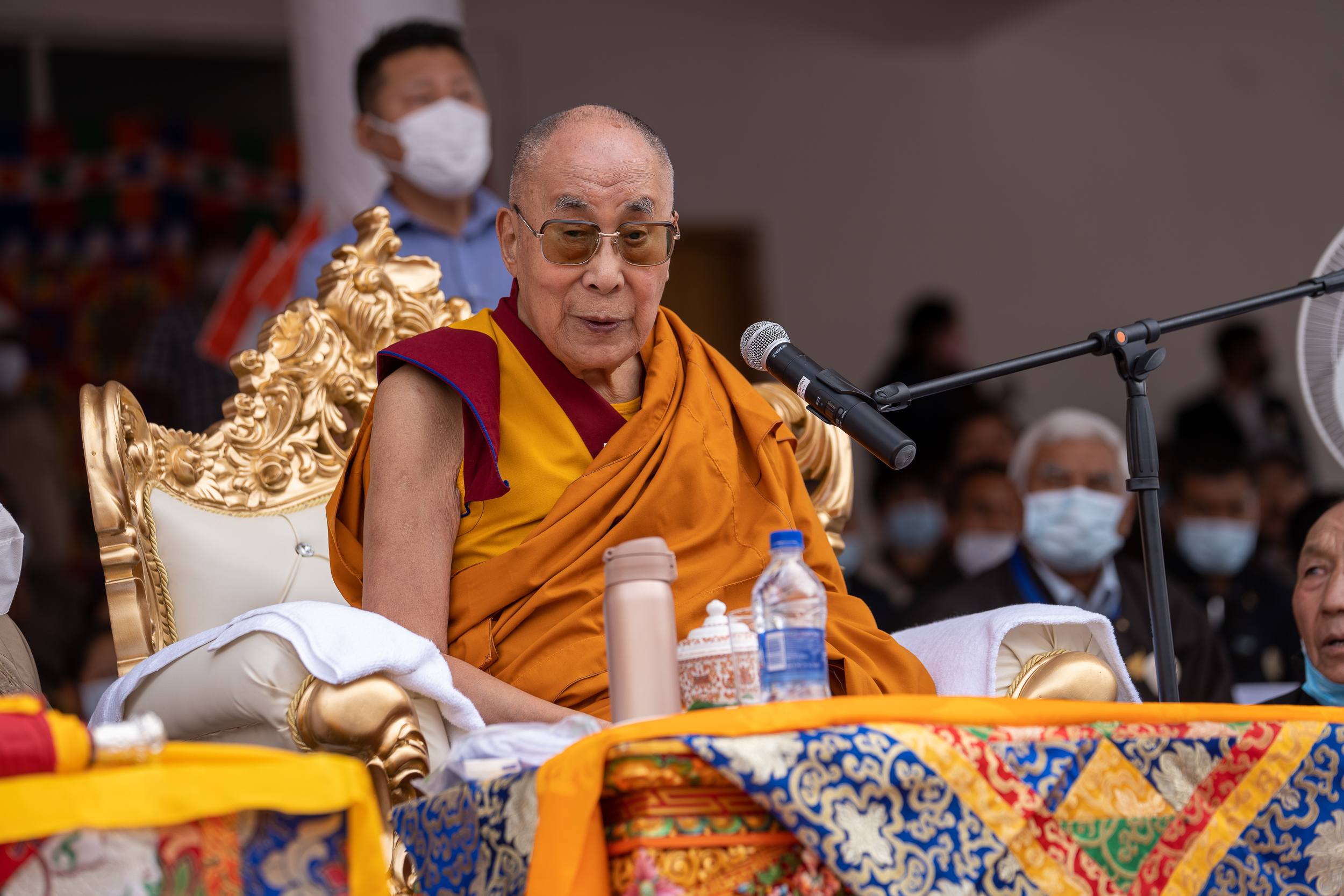ལ་དྭགས་རང་སྐྱོང་རི་ལྗོངས་ཡར་རྒྱས་ལྷན་ཚོགས་ཀྱིས་ལ་དྭགས་མི་མང་ཡོངས་ཀྱི་ཚབ་བྱས་ཏེ་དཔལ་རྔམ་གཟེངས་རྟགས་འབུལ་བཞེས་སྐབས་སྤྱི་ནོར་༸གོང་ས་༸སྐྱབས་མགོན་ཆེན་པོ་མཆོག་དབུ་བཞུགས། ༢༠༢༢།༨།༥ པར་བ། བསྟན་འཛིན་ཆོས་འབྱོར། 