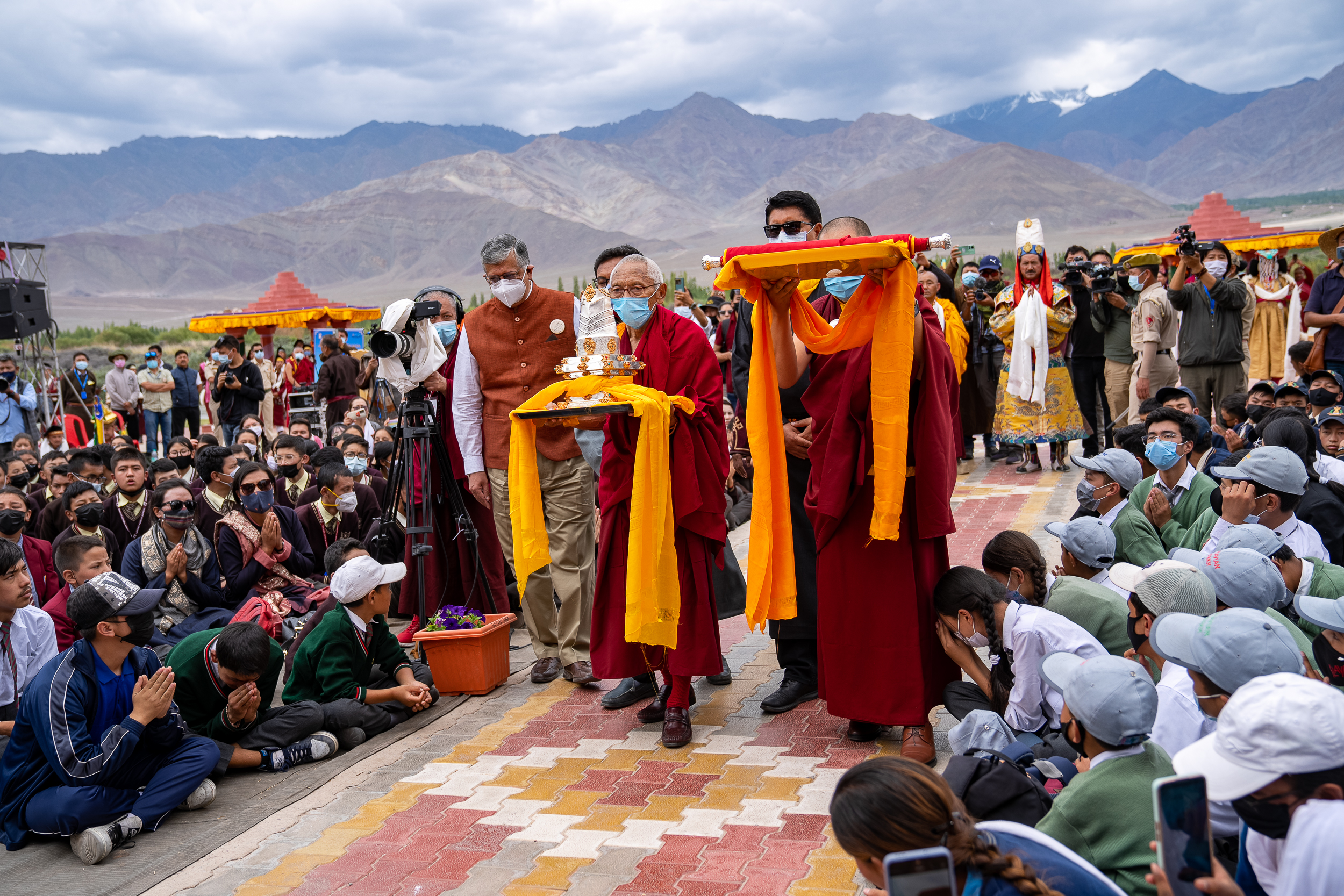 ཁྲིག་རྩེ་རིན་པོ་ཆེ་མཆོག་གིས་དབུས་རྒྱ་གར་དབུས་གྲོས་ཚོགས་ཀྱི་ལ་དྭགས་སྤྱི་འཐུས་འཇམ་དབྱངས་ཚེ་རིང་རྣམ་རྒྱལ་ལགས། ལ་དྭགས་རང་སྐྱོང་རི་ལྗོངས་ཡར་རྒྱས་ལྷན་ཚོགས་(LAHDC)གླེའི་སྡེ་དཔོན་བཀྲ་ཤིས་རྒྱལ་མཚན་ལགས་སོགས་ཀྱིས་སྤྱི་ནོར་༸གོང་ས་༸སྐྱབས་མགོན་ཆེན་པོ་མཆོག་ལ་དཔལ་རྔམ་གཟེངས་རྟགས་འབུལ་བཞིན་པ། ༢༠༢༢།༨།༥ པར་བ། བསྟན་འཛིན་ཆོས་འབྱོར། 