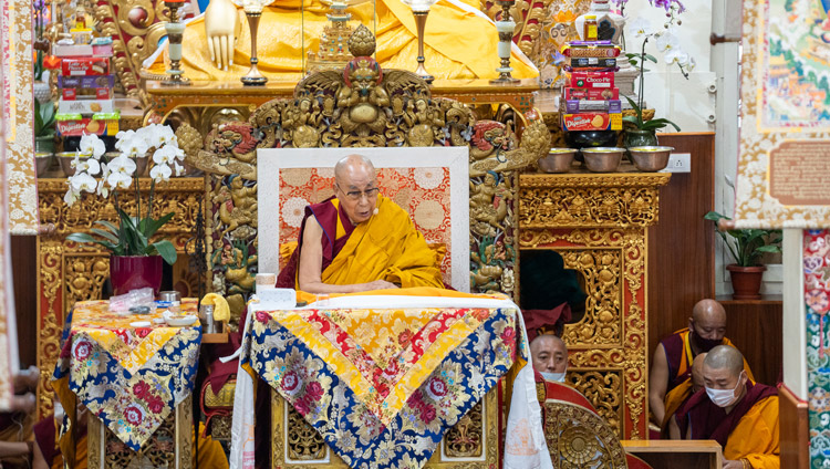 སྤྱི་ནོར་༸གོང་ས་༸སྐྱབས་མགོན་ཆེན་པོ་མཆོག་གིས་ཐའེ་ཝན་གྱི་དད་ལྡན་ཆོས་ཞུ་བ་རྣམས་ཀྱིས་གཙོས་ས་ཕྱོགས་འདྲ་མིན་ནས་ཕེབས་པའི་ནང་པའི་རྗེས་འཇུག་གི་དད་ལྡན་སེར་སྐྱ་སྟོང་ཕྲག་མང་པོར་རྡ་རམ་ལ་སའི་ཐེག་ཆེན་ཆོས་གླིང་གཙུག་ལག་ཁང་དུ་རྒྱ་གར་ནཱ་ལེནྡྲའི་སློབ་དཔོན་ཆེན་མོ་དཔལ་ཆོས་ཀྱི་གྲགས་པས་མཛད་པའི་ཚད་མ་རྣམ་འགྲེལ་གྱི་ལེའུ་གཉིས་པའི་གསུང་ཆོས་བཀའ་དྲིན་སྩོལ་བཞིན་པ། ༢༠༢༢།༡༠།༣ པར་བ། བསྟན་འཛིན་ཆོས་འབྱོར།