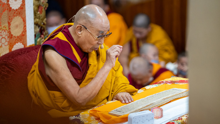 སྤྱི་ནོར་༸གོང་ས་༸སྐྱབས་མགོན་ཆེན་པོ་མཆོག་གིས་ཐའེ་ཝན་གྱི་དད་ལྡན་ཆོས་ཞུ་བ་རྣམས་ཀྱིས་གཙོས་ས་ཕྱོགས་འདྲ་མིན་ནས་ཕེབས་པའི་ནང་པའི་རྗེས་འཇུག་གི་དད་ལྡན་སེར་སྐྱ་སྟོང་ཕྲག་མང་པོར་རྡ་རམ་ལ་སའི་ཐེག་ཆེན་ཆོས་གླིང་གཙུག་ལག་ཁང་དུ་ཚད་མ་རྣམ་འགྲེལ་གྱི་ལེའུ་གཉིས་པའི་གསུང་ཆོས་བཀའ་དྲིན་སྩོལ་བཞིན་པ། ༢༠༢༢།༡༠།༣ པར་བ། བསྟན་འཛིན་ཆོས་འབྱོར།
