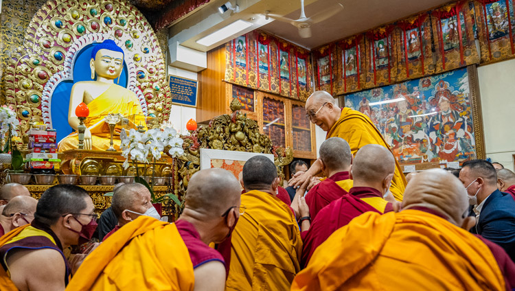 སྤྱི་ནོར་༸གོང་ས་༸སྐྱབས་མགོན་ཆེན་པོ་མཆོག་བཞུགས་སྒར་ཕོ་བྲང་ནས་རྡ་རམ་ས་ལའི་ཐེག་ཆེན་ཆོས་གླིང་གཙུག་ལག་ཁང་ཆིབས་བསྒྱུར་གྱིས་བཞུགས་ཁྲིར་༸ཞབས་སོར་འཁོད་བཞིན་པ། ༢༠༢༢།༡༠།༣ པར་བ། བསྟན་འཛིན་ཆོས་འབྱོར།
