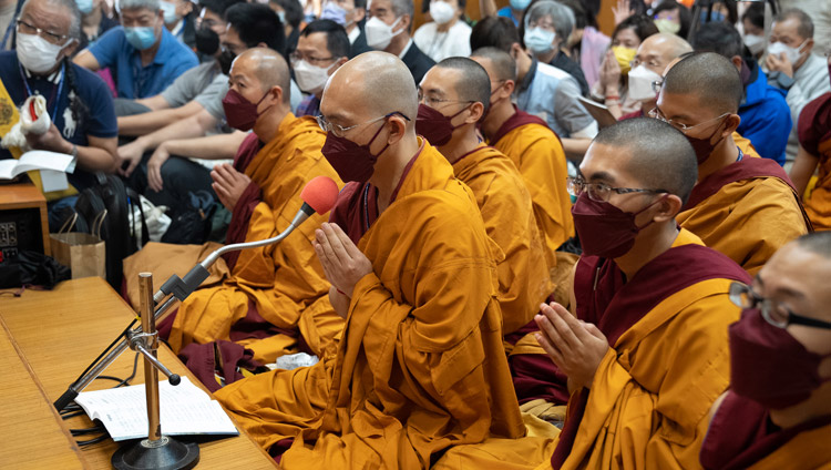 ཐའེ་ཝན་གྱི་ཆོས་ཞུ་བ་རྣམས་ཀྱིས་ཚད་མ་རྣམ་འགྲེལ་གྱི་གསུང་ཆོས་ཉིན་དང་པོར་རྒྱ་སྐད་ཐོག་ཤེས་རབ་སྙིང་པོ་གསུང་འདོན་གནང་བཞིན་པ། ༢༠༢༢།༡༠།༣ པར་བ། བསྟན་འཛིན་ཆོས་འབྱོར།